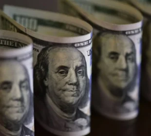 Dólar ultrapassa R$ 5 após conversa de Flávio Bolsonaro com Vorcaro