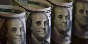Dólar ultrapassa R$ 5 após conversa de Flávio Bolsonaro com Vorcaro