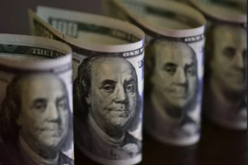 Dólar ultrapassa R$ 5 após conversa de Flávio Bolsonaro com Vorcaro