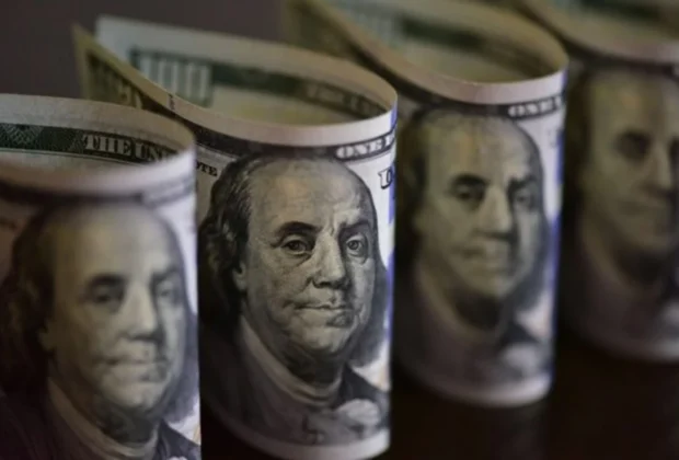 Dólar ultrapassa R$ 5 após conversa de Flávio Bolsonaro com Vorcaro