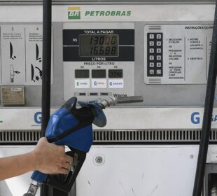 Lula assina decreto de subsídio de R$ 0,44 por litro da gasolina