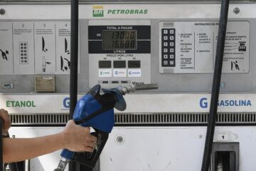Lula assina decreto de subsídio de R$ 0,44 por litro da gasolina