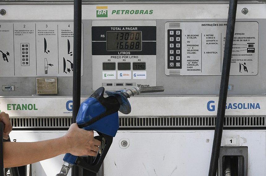 Lula assina decreto de subsídio de R$ 0,44 por litro da gasolina