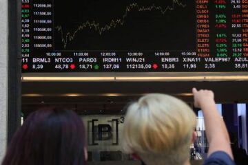 Bolsa pior mês 2023: Ibovespa fecha em queda com saída de estrangeiros