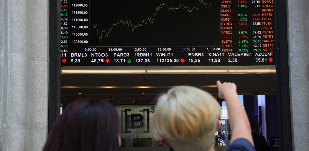 Bolsa pior mês 2023: Ibovespa fecha em queda com saída de estrangeiros