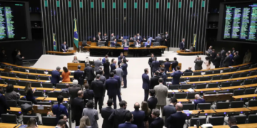Câmara aprova aposentadoria compulsória de empregados públicos aos 75 anos