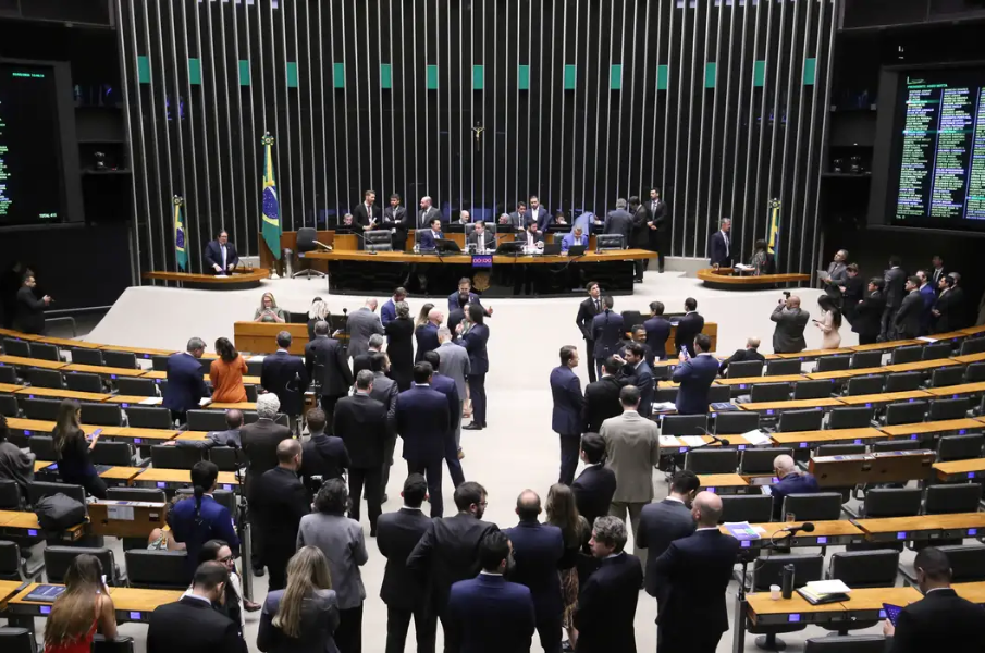 Câmara aprova aposentadoria compulsória de empregados públicos aos 75 anos