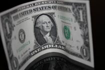 Dólar hoje sobe 2,3% e supera R$ 5 após ligação de Flávio Bolsonaro a Vorcaro