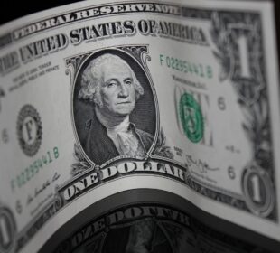 Dólar hoje sobe 2,3% e supera R$ 5 após ligação de Flávio Bolsonaro a Vorcaro