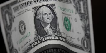 Dólar hoje sobe 2,3% e supera R$ 5 após ligação de Flávio Bolsonaro a Vorcaro