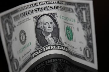 Dólar hoje sobe 2,3% e supera R$ 5 após ligação de Flávio Bolsonaro a Vorcaro
