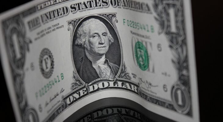 Dólar hoje sobe 2,3% e supera R$ 5 após ligação de Flávio Bolsonaro a Vorcaro