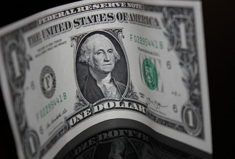 Dólar hoje sobe 2,3% e supera R$ 5 após ligação de Flávio Bolsonaro a Vorcaro