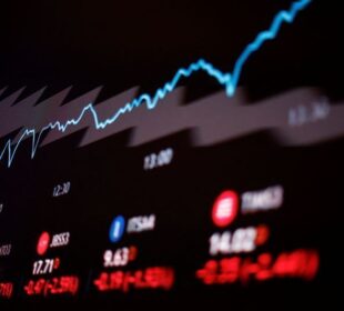 Ibovespa cai com IPCA e balanços; dólar sobe a R$ 4,89