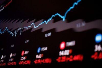 Ibovespa cai com IPCA e balanços; dólar sobe a R$ 4,89
