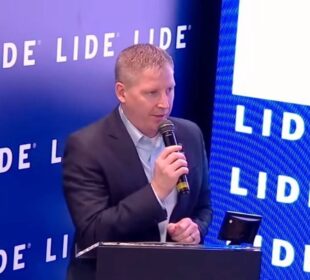 CEO da Azul critica tributo sobre aviação como burrice