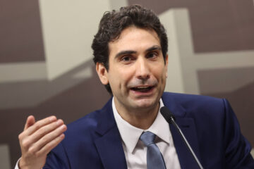 Dólar hoje 18: moeda sobe 1,26% e fecha a R$5,174
