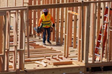 Ações de construtoras em juros altos: onde investir