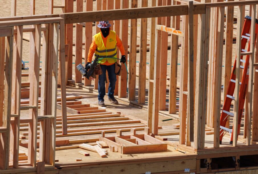 Ações de construtoras em juros altos: onde investir