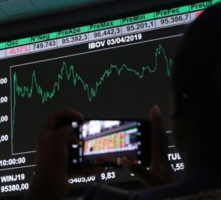 Ibovespa dólar hoje: bolsa cai e dólar sobe após Selic