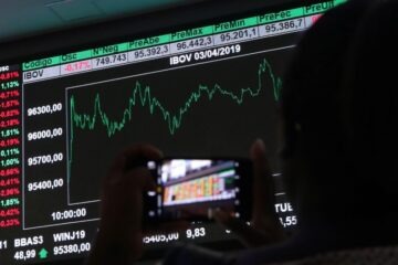 Ibovespa dólar hoje: bolsa cai e dólar sobe após Selic