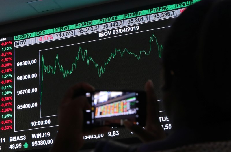Ibovespa dólar hoje: bolsa cai e dólar sobe após Selic