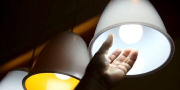 Conta de luz deve subir 8,6% em 2026, diz Aneel