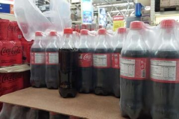 Figurinhas da Copa Coca-Cola causam furto de rótulos em supermercados