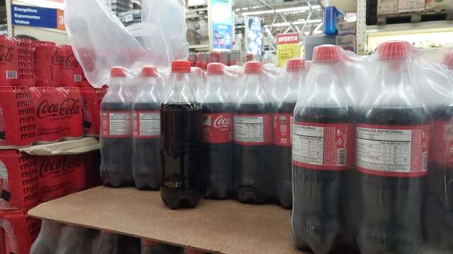 Figurinhas da Copa Coca-Cola causam furto de rótulos em supermercados