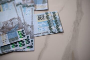 Governo investiga três bancos por juros abusivos