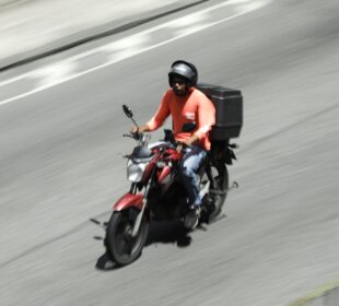 Governo prepara linha de crédito para moto de entregadores