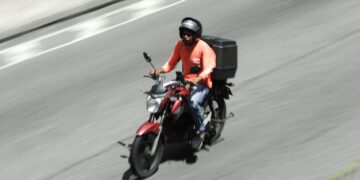 Governo prepara linha de crédito para moto de entregadores