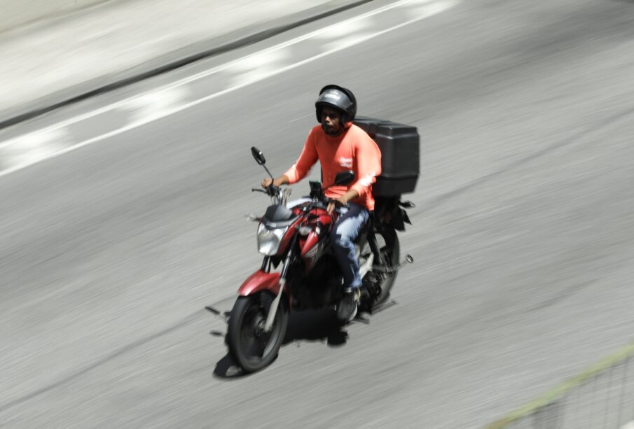Governo prepara linha de crédito para moto de entregadores