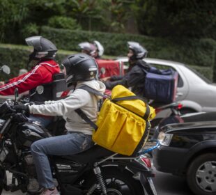 Governo prepara linha de crédito para moto de entregadores