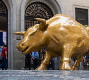 Wall Street recorde, Buffett, bitcoin, dividendos e Petrobras: o que bombou na semana