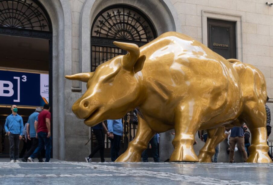 Wall Street recorde, Buffett, bitcoin, dividendos e Petrobras: o que bombou na semana
