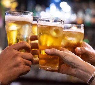 Plano dos fabricantes para fazer você beber cerveja na Copa