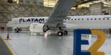 Embraer e Latam apresentam E195-E2 com pintura final