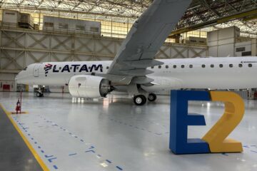 Embraer e Latam apresentam E195-E2 com pintura final