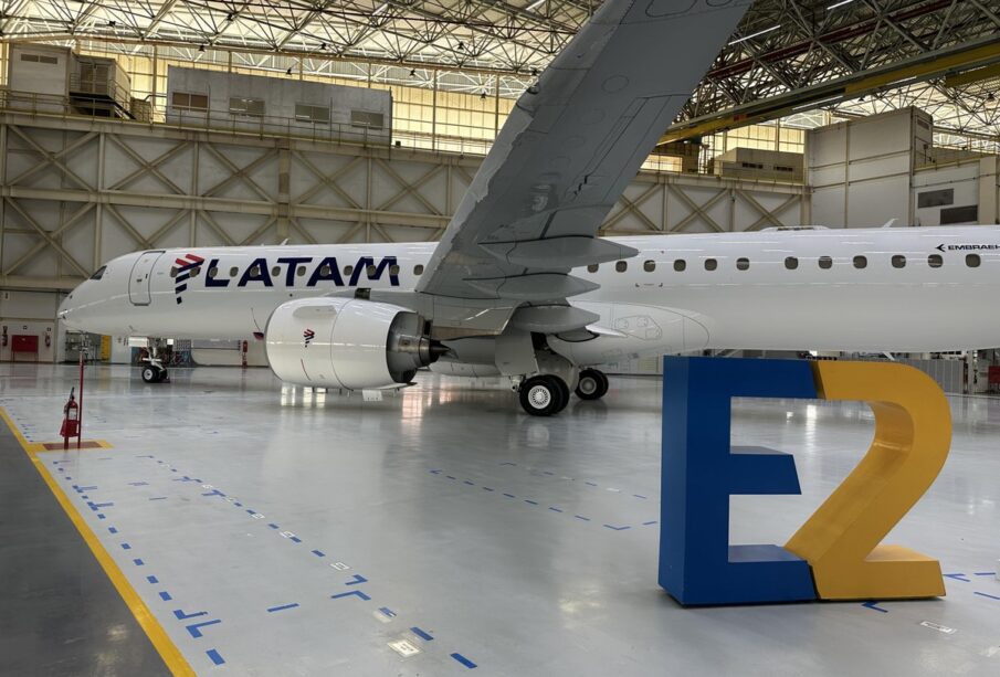 Embraer e Latam apresentam E195-E2 com pintura final