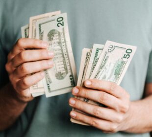 Dólar hoje fecha em alta com petróleo no radar; Ibovespa cai