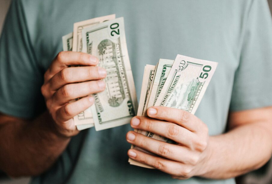 Dólar hoje fecha em alta com petróleo no radar; Ibovespa cai