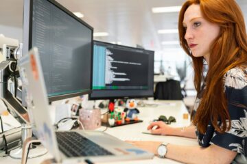 Freio no uso de IA: empresas de tecnologia cortam gastos