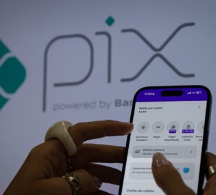 Pix EUA sobretaxa: Brasil na mira e euro digital avança