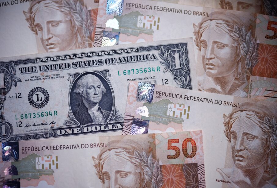 Petróleo em alta perde força e fecha em queda