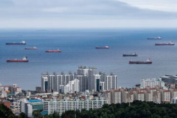 Petróleo despenca com oferta e temor de excesso global