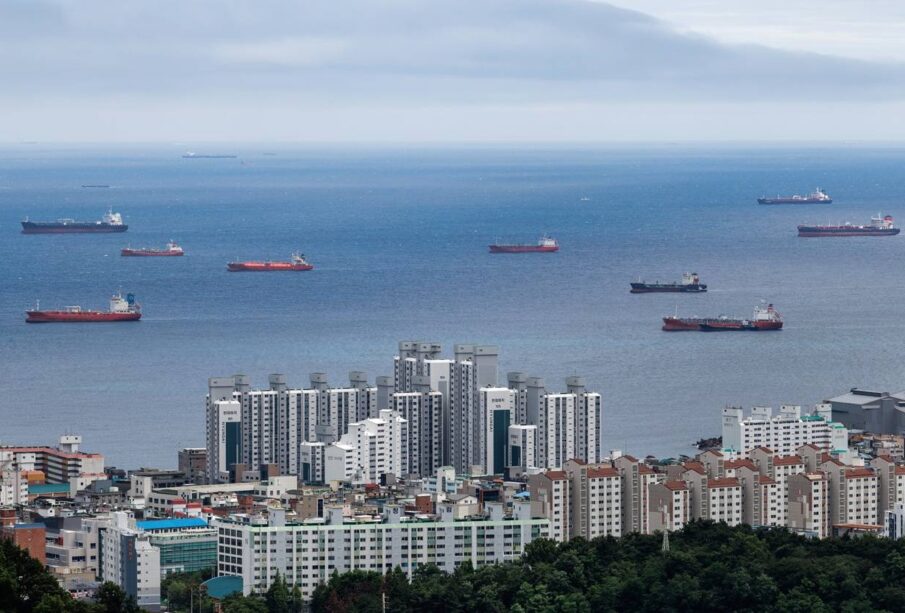 Petróleo despenca com oferta e temor de excesso global