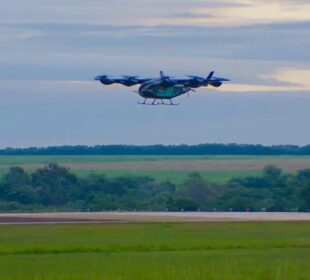 Carro voador Embraer avança em regulação e fecha vendas