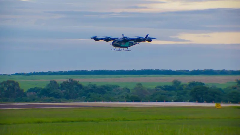 Carro voador Embraer avança em regulação e fecha vendas