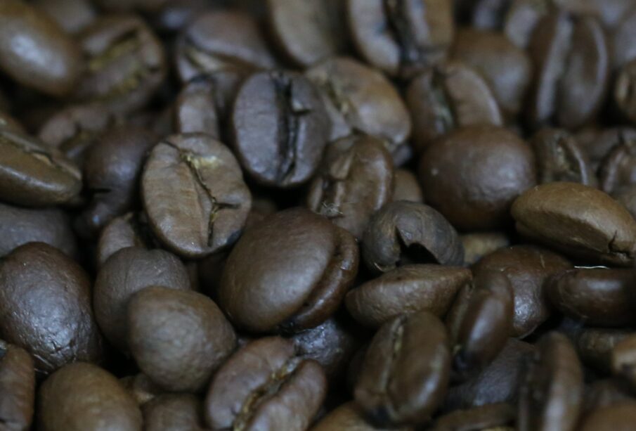 Café despenca e devolve ganhos da véspera
